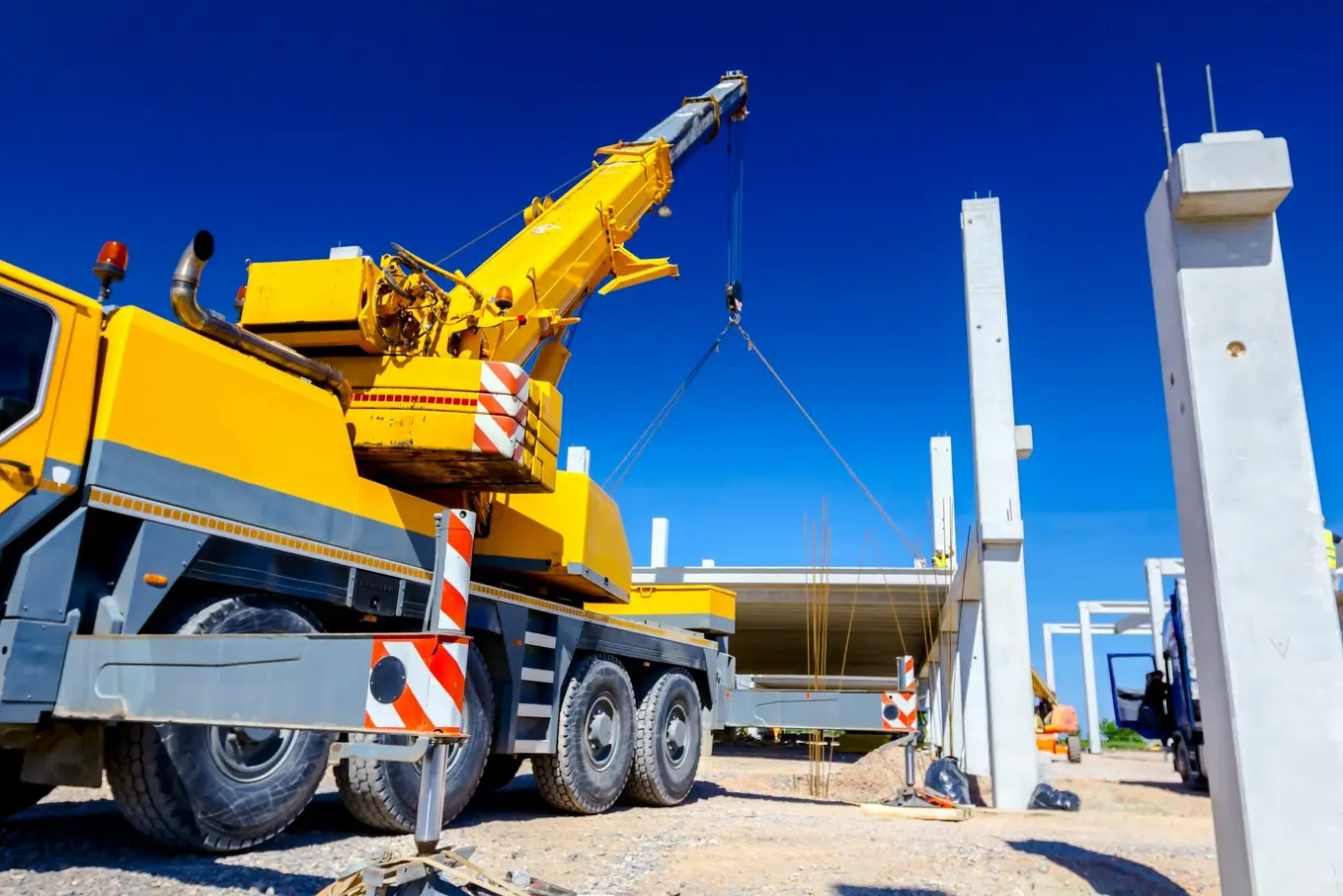 dźwig unoszący element konstrukcji budynku