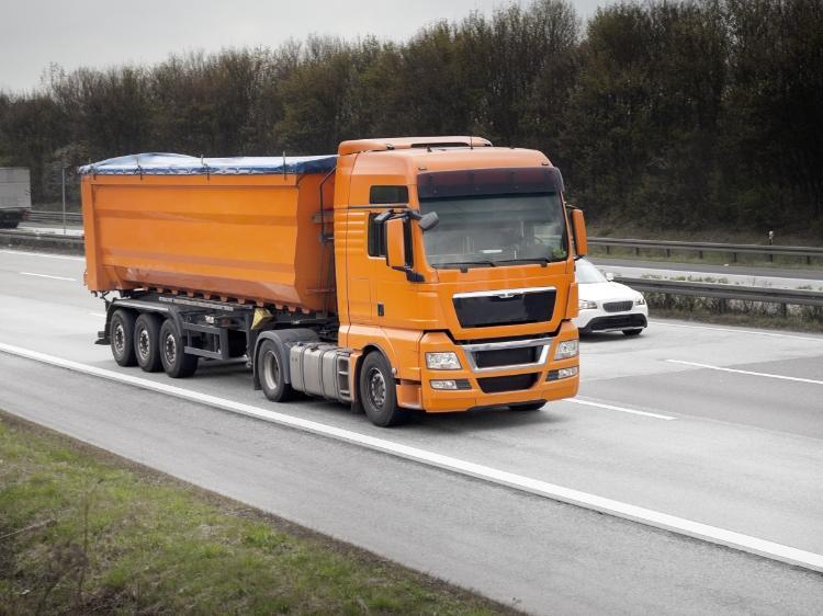 pomarańczowa ciężarówka na drodze