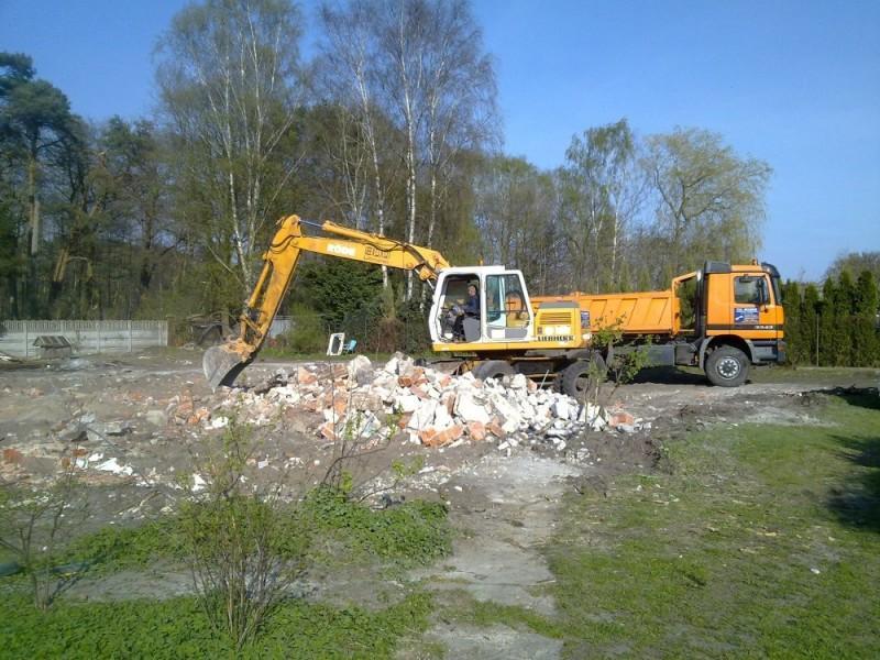 sprzątanie gruzu koparką